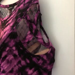 Short sleeve, cold shoulder blouse. Marked as xxl but it is closer to an xl.